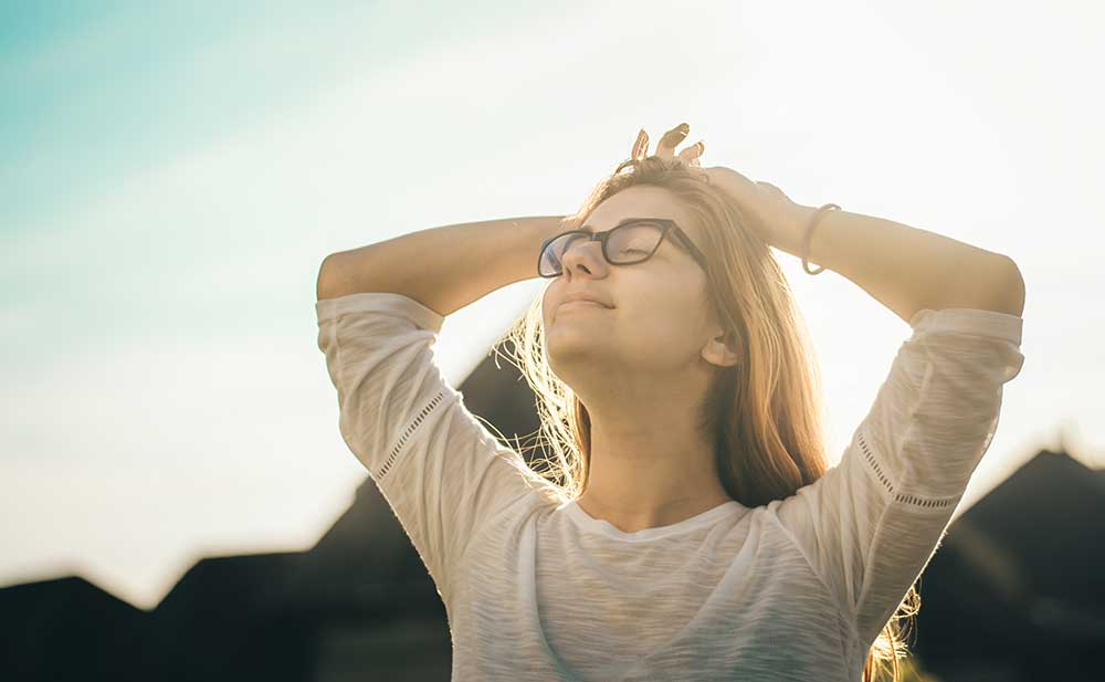 girl-wearing-glasses-in-the-sun